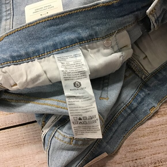 NWT Levis Signature Heritage High-Rise 3" Shorts Light Wash Denim Size 16/W33 - Picture 8 of 8